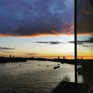 In Flat With Stunning Thames River View Homestay London